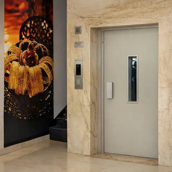 درب آسانسور لولایی