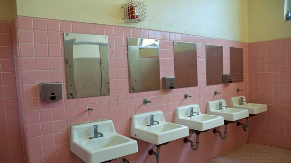 آینه و دستشویی در سرویس بهداشتی عمومی