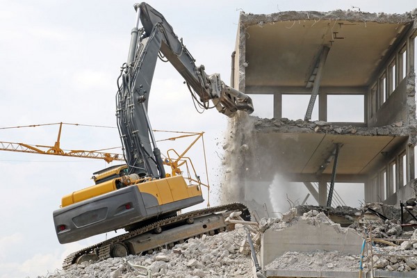 تخریب مکانیکی ساختمان در کرمانشاه