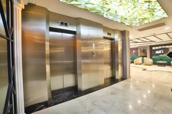 درب آسانسور در بجنورد