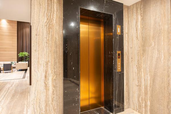 درب آسانسور در اصفهان