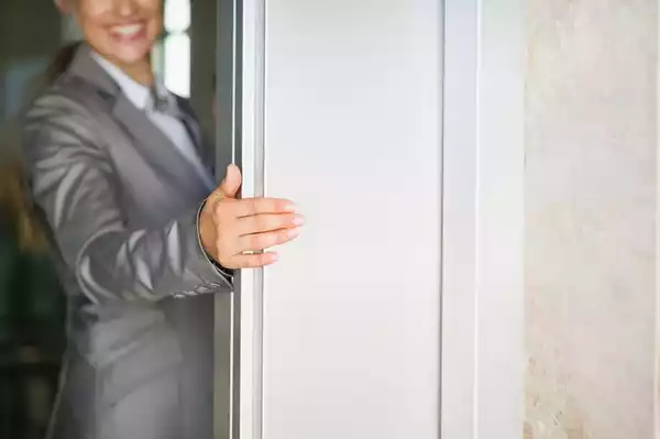 روش استفاده از آسانسور
