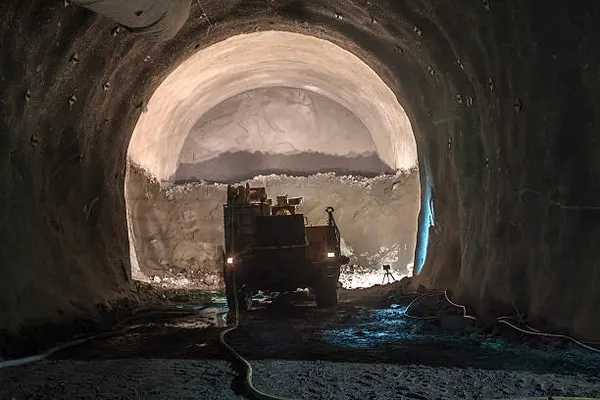 دستگاه بتن پاش
مقاوم سازی و آب بندی دیواره های تونل به وسیله بتن پاش