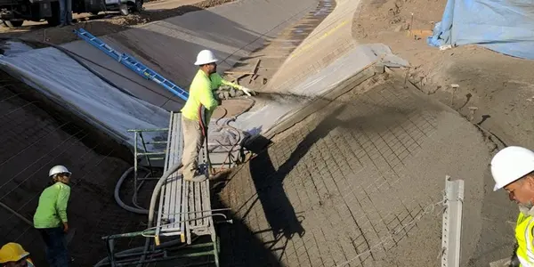 دستگاه بتن پاش آب بندی دیواره های کانال انتقال آب به وسیله دستگاه بتن پاش