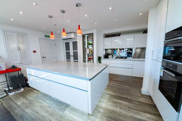 کابینت های گلاس سفید