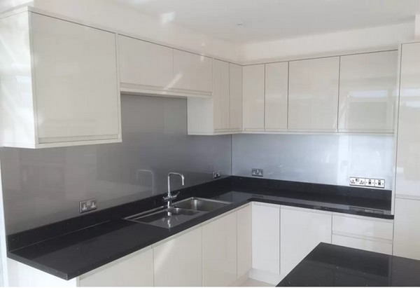 کابینت های گلاس استخوانی رنگ 
