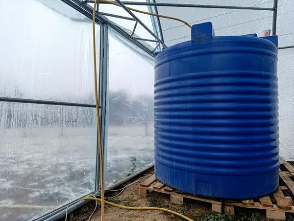 مخزن ۱۵۰۰ لیتری
استفاده از مخزن آب ۱۵۰۰ لیتری در کشاورزی