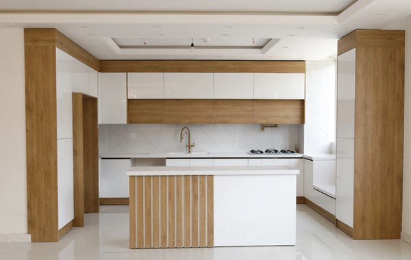 کابینت های گلاس سفید و طرح چوب