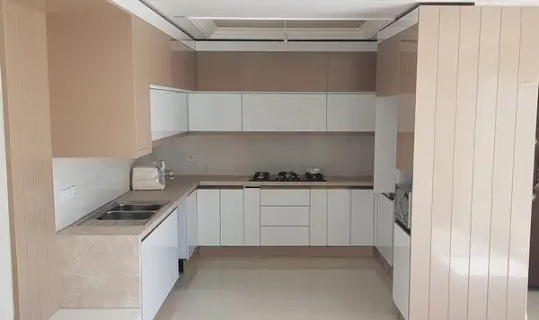 کابینت هایگلاس شاین دار
