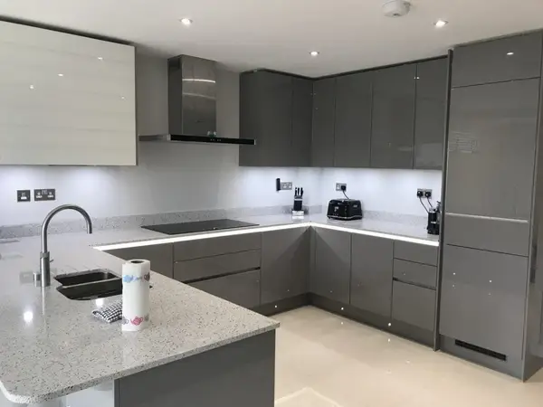 کابینت هایگلاس شاین دار  