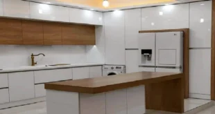 کابینت های گلاس سفید و طرح چوب