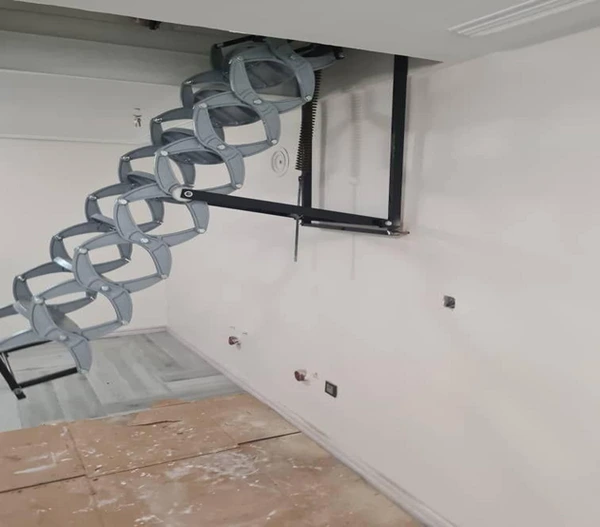 پله تاشو برای رفت و آمد پشت بام