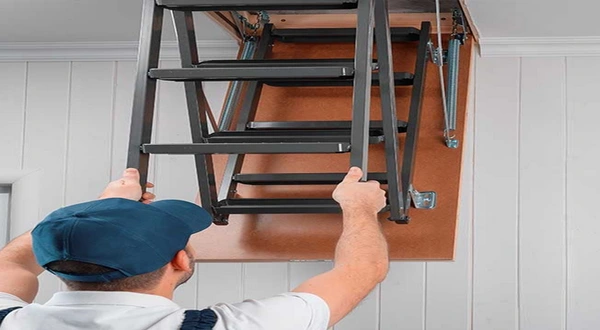 دسترسی به پشت بام با پله جمع شونده