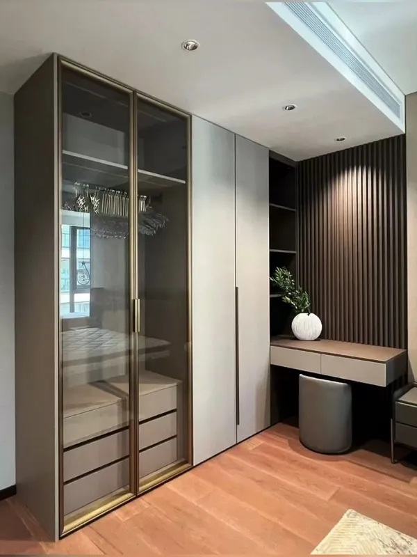 کمد دیواری گوشه اتاق