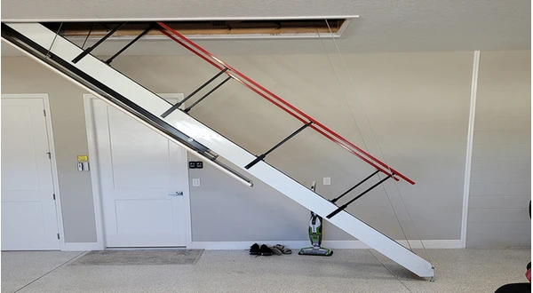 نصب پله جمع شونده در سقف انباری