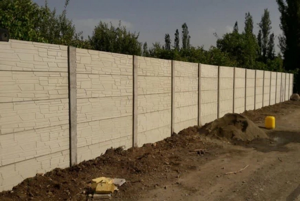 دیوار پیش ساخته در محوطه ویلاهای دوبلکس و لوکس