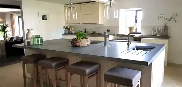 جزیره جلوی آشپزخانه