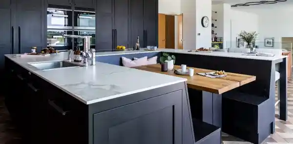 آشپزخانه با جزیره 