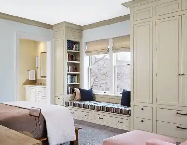 کمد دیواری کنار پنجره