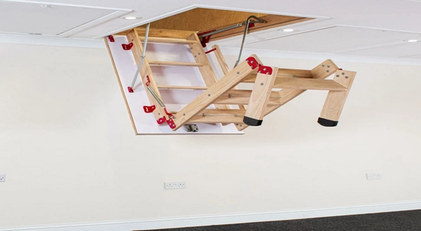 دسترسی به انبار بالای مغازه با پله تاشو