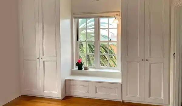 کمد دیواری دور پنجره