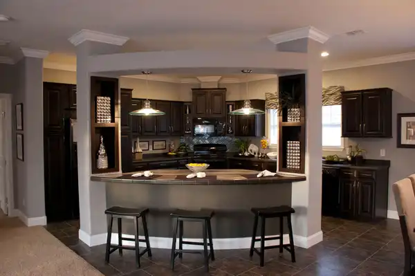 آشپزخانه جزیره با ستون