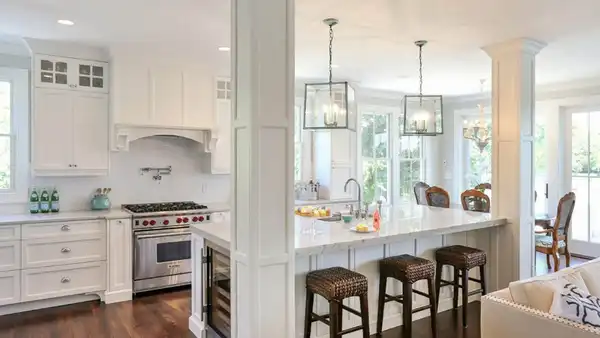 آشپزخانه جزیره با ستون