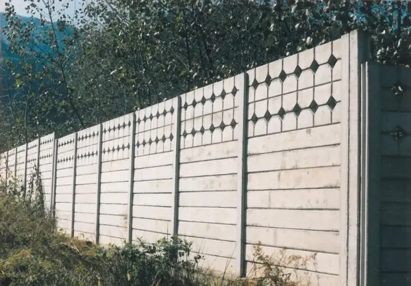 تفاوت دیوار پیش ساخته محوطه و داخلی