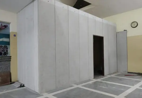 تفاوت دیوار پیش ساخته محوطه و داخلی