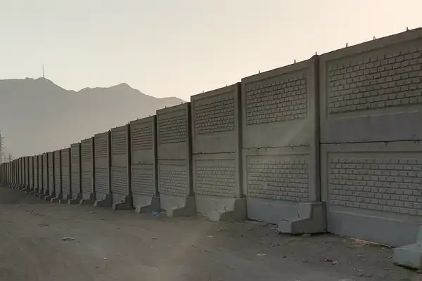 آیا حصارکشی با دیوار آماده بتنی در زمین شیب دار امکان پذیر است