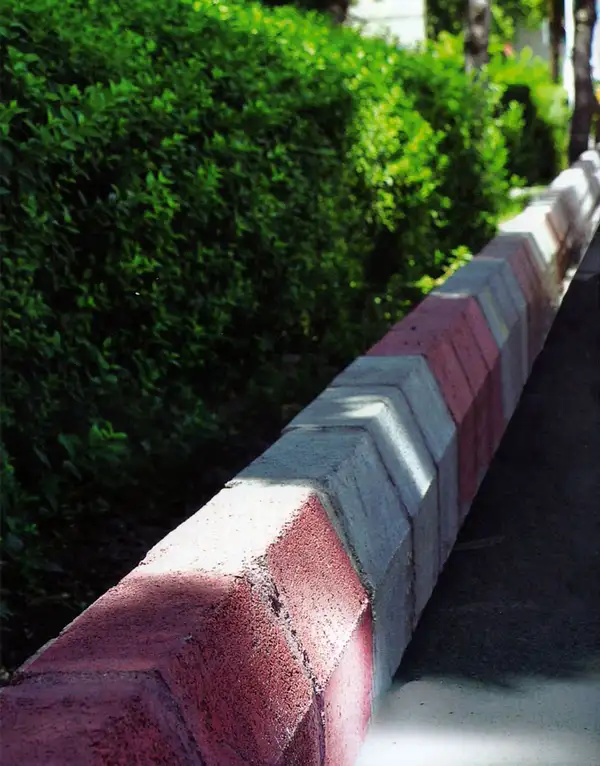 ایده های طراحی محوطه با جدول بتنی رنگی