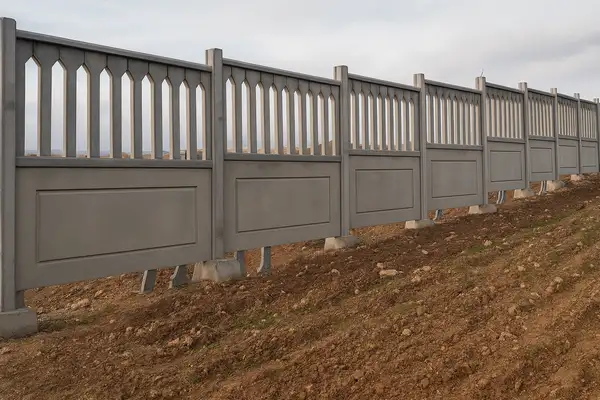 آیا حصارکشی با دیوار آماده بتنی در زمین شیب دار امکان پذیر است