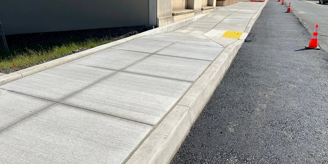 مقایسه جدول بتنی با جدول پلیمری و سنگی