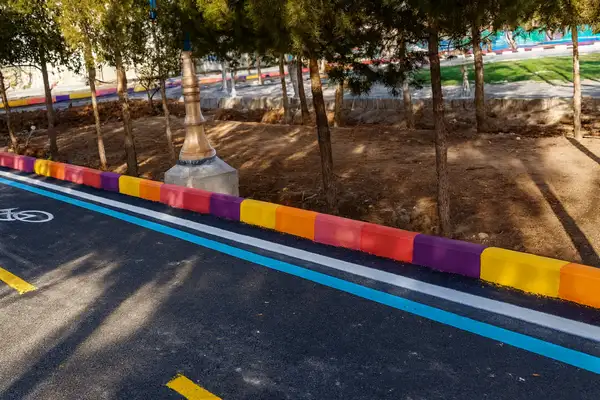 ایده های طراحی محوطه با جدول بتنی رنگی