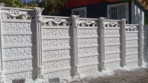 چرا دیوارهای پیش ساخته طرح سنگ و آجر انتخابی مناسب برای حصارکشی ویلا هستند