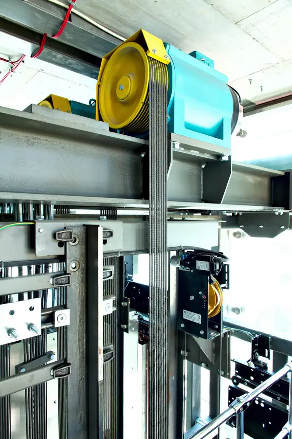 تفاوت آسانسور گیربکس و گیرلس