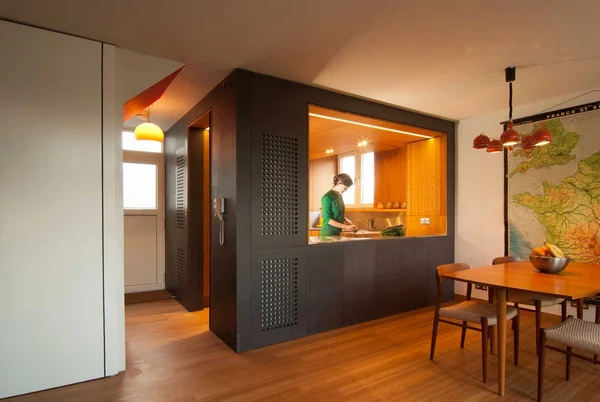 طراحی کابینت آشپزخانه با ستون