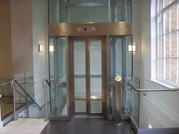 درب شیشه ای آسانسور